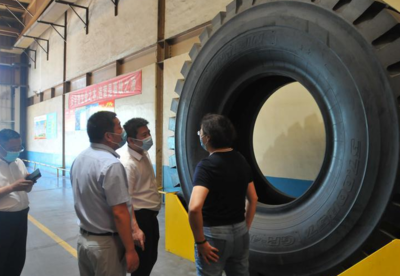 跟著服務(wù)專員跑企業(yè)|“加我微信，有困難我們一起解決” ——煙臺(tái)市財(cái)政局服務(wù)專員把政策服務(wù)資金送工廠進(jìn)車間業(yè)務(wù)培訓(xùn)